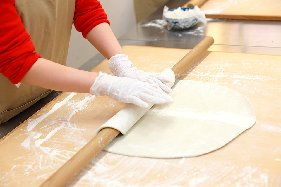 「味な工房」でそば打ち体験