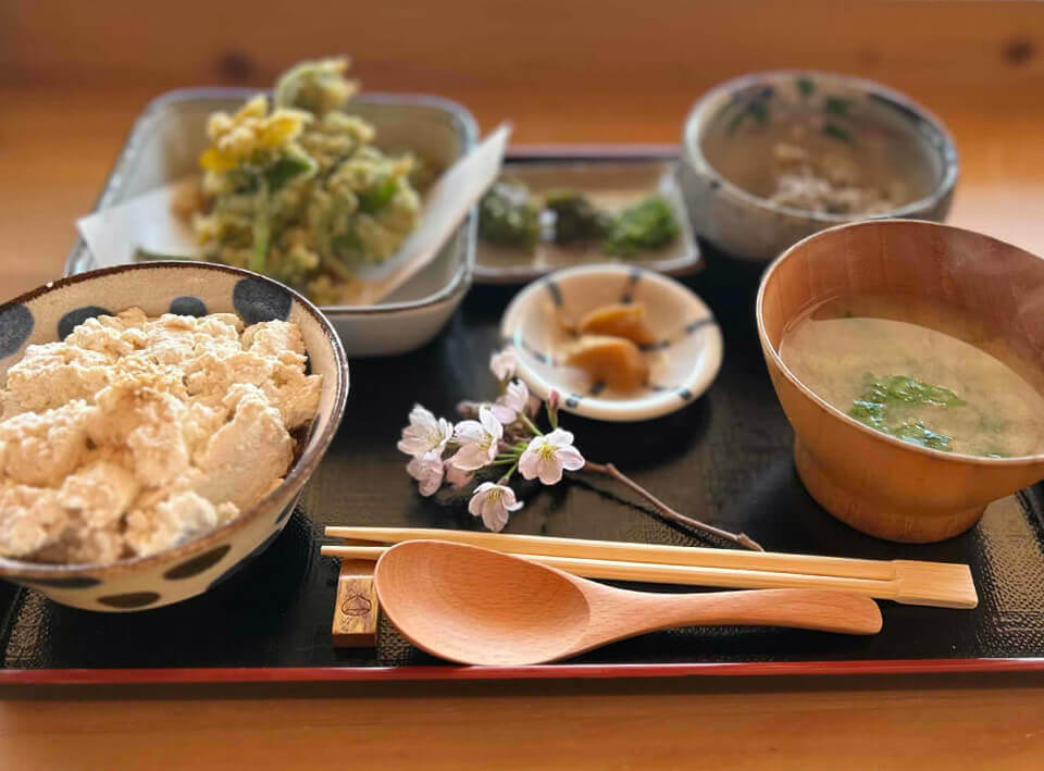 カフェ「白神とうふ」でランチ